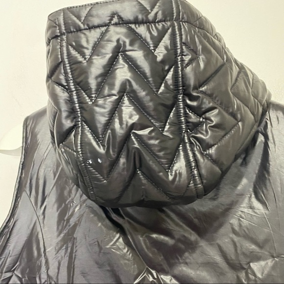 Dawn Levy Sly II Chevron Puffer Hooded Vest Size medium - Picture 7 of 16